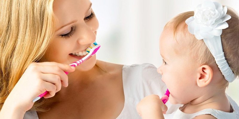 как правильно чистить зубы детям